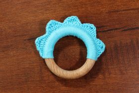 Plumtales HANDMADE RUFFLE WOODEN TEETHER - CYAN
