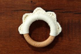 Plumtales HANDMADE RUFFLE WOODEN TEETHER - IVORY