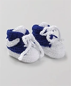 Sneakers style baby booties